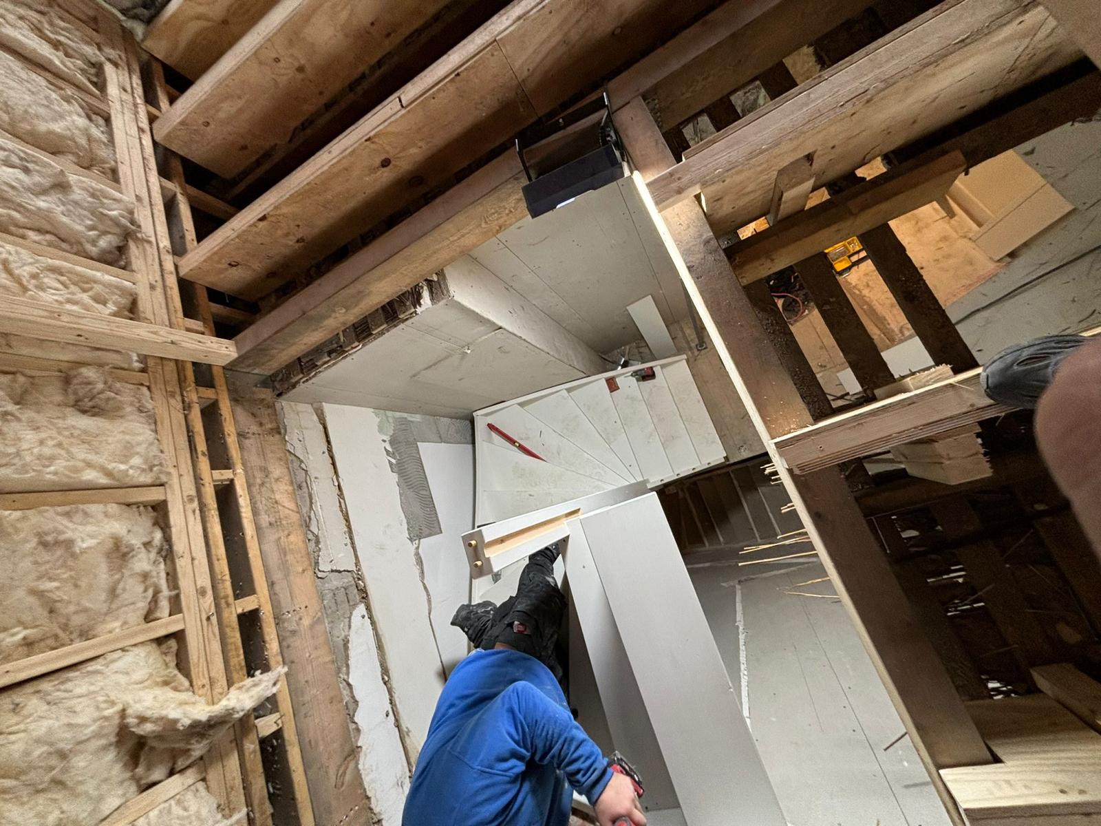 Het construeren van een spiltrap tussen houten balken